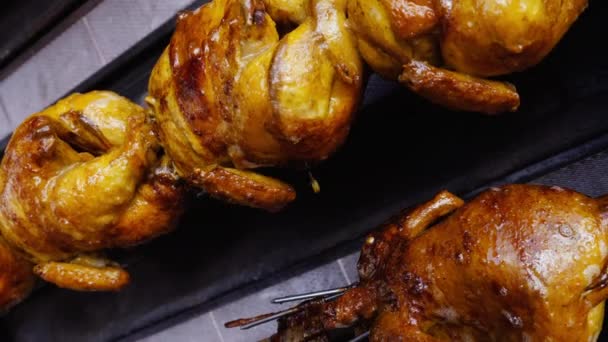 Egész Grillezett Sült Csirke Egy Marokkói Utcai Étteremben Élelmiszer Háttér — Stock videók