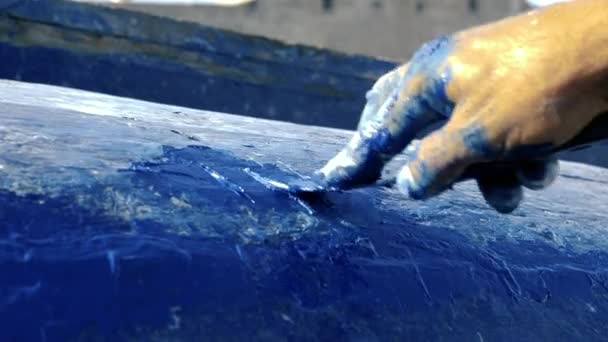 Pescador Está Pintando Reparando Barco Azul Puerto Essaouira Marruecos Barco — Vídeo de stock