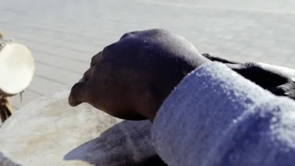 Een Senegalese Man Speelt Met Zijn Handen Een Traditionele Djembe — Stockvideo