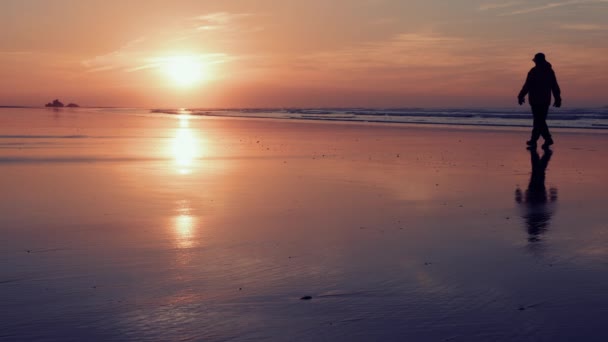Яскравий Захід Сонця Силуетом Пари Йде Пляжі Ессуйра Марокко Спокійна — стокове відео