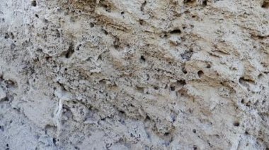 Sidi Kaouki, Essaouira, Fas, 4k 'deki Atlantik kıyısındaki kayalıklara, lav kumtaşı kayalarına soyut yakın çekim. Soyut doğal doku arkaplanları.