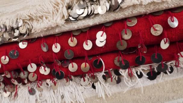 ベージュ 赤の伝統的なモロッコのバーバー族の生地で パレット スパンコールが付いています 結婚式の毛布 スロー ベッドカバー バーバーの結婚式のドレスとして使用されます 4K映像 — ストック動画