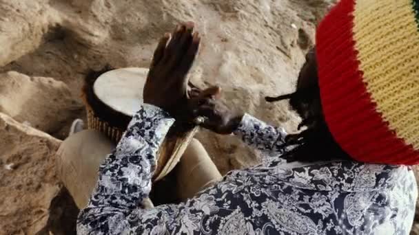 Afrikansk Slagverk Musik Senegalesisk Man Spelar Traditionell Djembe Trumma Med — Stockvideo