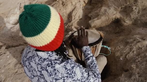 Afrikansk Slagverk Musik Senegalesisk Man Spelar Traditionell Djembe Trumma Med — Stockvideo