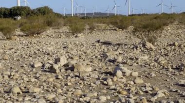 Sidi Kaouki, Essaouira, Fas 'ta taşlık kuru bir arazisi olan rüzgar enerjisi değirmeni. Fas yeşili sürdürülebilir alternatif enerji enerjisi. 4k