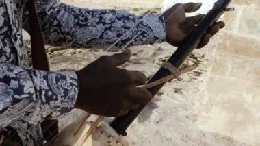 Senegalli bir adam geleneksel bir kora teli çalar. Geleneksel Afro Afrika müziği sık sık sokaklarda, düğünlerde ve festivallerde çalıyordu. 4k