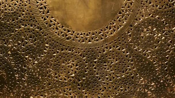 一种摩洛哥 阿拉伯金色黄铜灯 图案复杂 手工制作 手工制作的灯具设计特写 摘要黄金纹理背景画面 — 图库视频影像