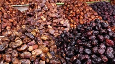 Çeşitli taze Fas tarihleri, Marakeş Medine 'de (Marakeş) mağaza vitrinleri. Sağlıklı yiyecekler, yüksek miktarda vitamin ve protein. 4k yemek arkaplan görüntüsü.