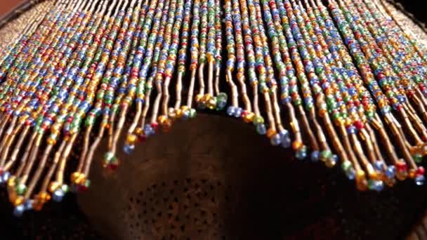 Een Marokkaanse Arabische Koperen Lamp Met Kleurrijke Kralen Snaren Handgemaakte — Stockvideo
