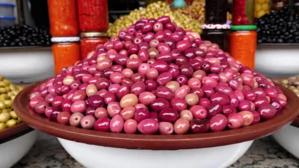 Pile Red Moroccan Olives Souk Medina Marrakech Marrakesh Morocco Food — стоковое видео