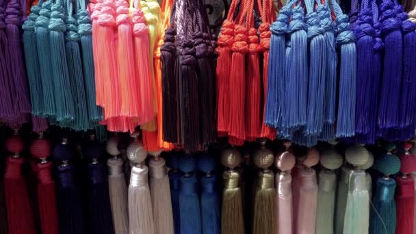 Marakeş Fas Medine Nin Çarşısındaki Bir Dükkanda Renkli Geleneksel Perde — Stok video