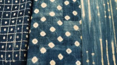 Çivit mavisi, geleneksel boyanmış, pamuklu kumaşlar. Oxford mavisi, lacivert kumaş, ev dekorasyonu tekstili. Soyut antika moda arkaplan görüntüsü 4K.