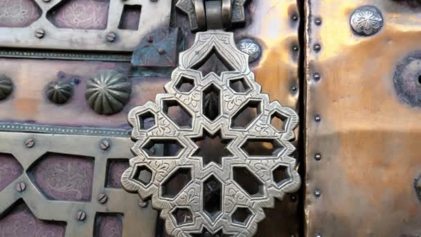 鉄真鍮ドアハンドル 伝統的なモロッコのイスラム幾何学的な形状のデザインでノッカー 手作りの彫刻された金属加工を紹介します — ストック動画