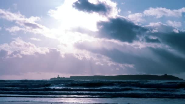 Atmospheric Serene Empty Beach Scene High Waves Cloudy Purple Sky — Vídeo de Stock