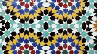 Marakeş, Fas 'taki bir fıskiyede geleneksel İslami geometrik tasarımdaki renkli zellige mozaiği. Çivit mavisi, safran, nane ve kohl renklerinden yapılmış. 4k 