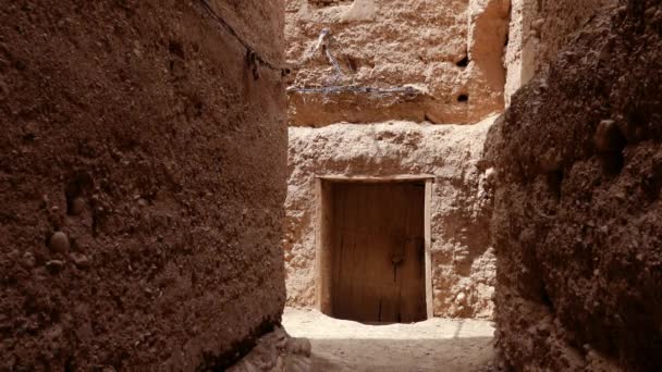 Traditional Dressed Moroccan Man Wearing White Gandoura Turban Walks Kasbah — Video Stock