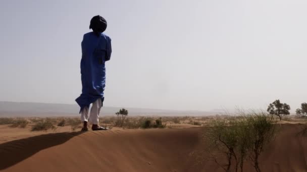 Tradičně Oblečený Marocký Muž Modré Gandúře Djellabě Turbanu Stojí Písečné — Stock video