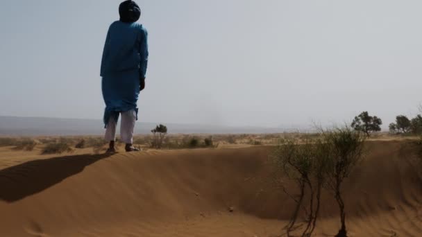Tradičně Oblečený Marocký Muž Modré Gandúře Djellabě Turbanu Stojí Písečné — Stock video