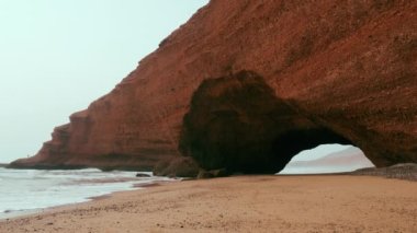 Sidi Ifni, Souss-Massa-Draa, Fas 'taki Legzira plajında güzel bir kemer. Turistik eğlence ve popüler seyahat merkezleri. 4k.