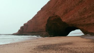 Sidi Ifni, Souss-Massa-Draa, Fas 'taki Legzira plajında güzel bir kemer. Turistik eğlence ve popüler seyahat merkezleri. 4k.