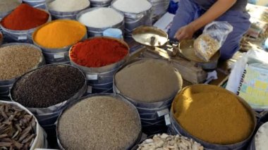 Fas 'taki Fas kırsal baharat pazarı Foum Zguid, Fas' ta haftalık gıda pazarı. 4k yemek arkaplan görüntüsü.