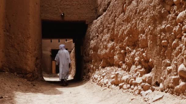 Traditional Dressed Bedouin Moroccan Man Wearing White Gandoura Turban Walks — Stock Video