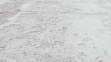 Güney Fas 'taki Tazgha tuz düzlüklerinde, Atlantik okyanus tuzunda doğal deniz tuzu çıkarma, buharlaşma göletleri. 4k içinde doğanın soyut arkaplan görüntüleri.