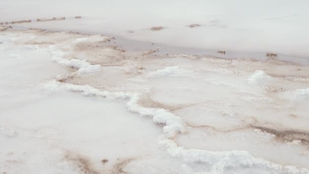 Extrakce Přírodní Mořské Soli Odpařovací Jezírka Solných Pláních Tazgha Jižním — Stock video