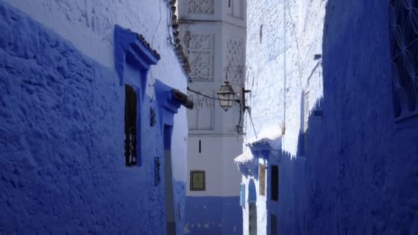 Street Detail Blue Painted Houses Mosque Medina Chefchaouen Morocco Famous — ストック動画