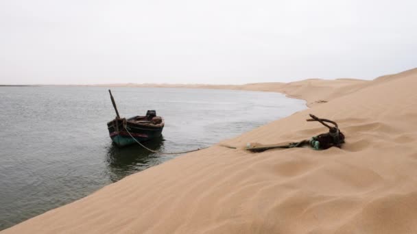 Old Fishing Boat Anchored Sand Dunes Lac Naila National Park — Vídeos de Stock