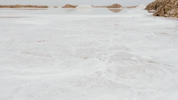 Natural Sea Salt Extraction Evaporation Ponds Tazgha Salt Flats South — Stok video