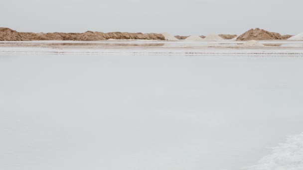 Extrakce Přírodní Mořské Soli Odpařovací Jezírka Solných Pláních Tazgha Jižním — Stock video