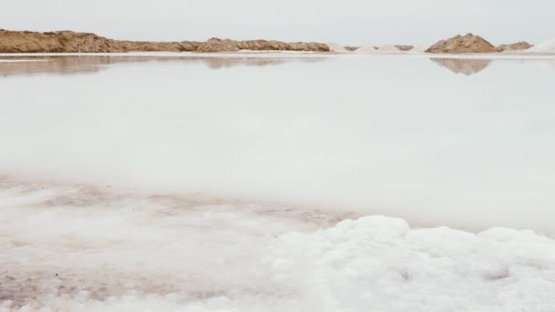 Extrakce Přírodní Mořské Soli Odpařovací Jezírka Solných Pláních Tazgha Jižním — Stock video