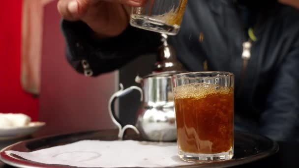 Марокканский Мятный Чай Наливают Стаканы Смешивая Сахар Сельской Местности Марокко — стоковое видео