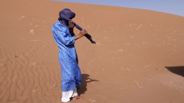 Moroccan Man Wearing Blue Gandoura Djellaba Putting Turban Morocco Authentic — Stock video