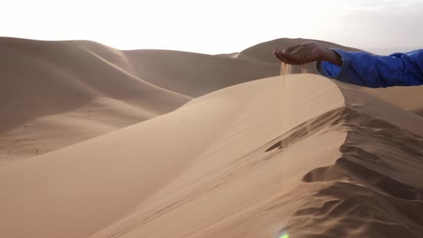 Moroccan Man Wearing Blue Gandoura Djellaba Turban Rests Top Sand — Stock video