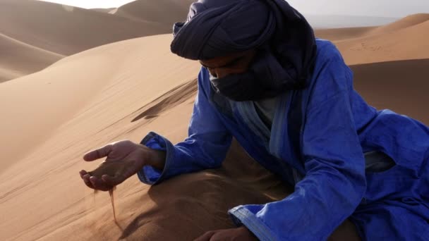 Moroccan Man Wearing Blue Gandoura Djellaba Turban Rests Top Sand — Stock Video