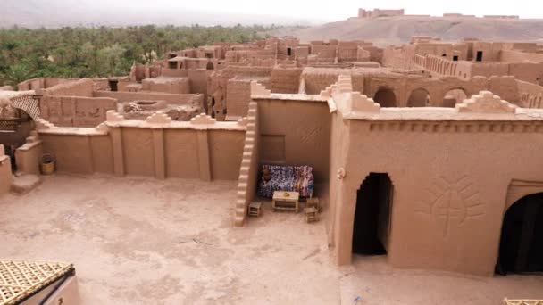 モロッコのドラ谷に古い粘土の家を持つ農村の高い角度のビュー 本物の伝統的な南モロッコのカントリースタイルの建築 4K映像 — ストック動画