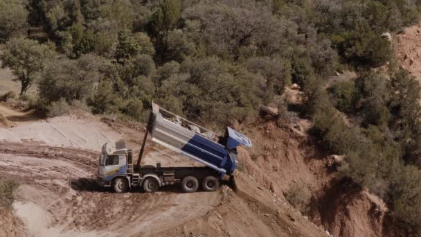 Teherautó Teherautó Nehéz Nagy Köveket Pakol Magas Atlasz Hegységben Marokkóban — Stock videók