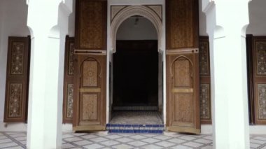 Faslı, ahşap kapılı, geleneksel ahşap oymalı. Fas İslami, Fas mimari tasarımı. 4k görüntü.