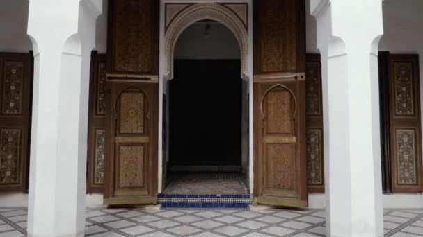 Marockansk Trädörr Med Traditionella Träsniderier Marockansk Islamisk Morisk Arkitektur Design — Stockvideo