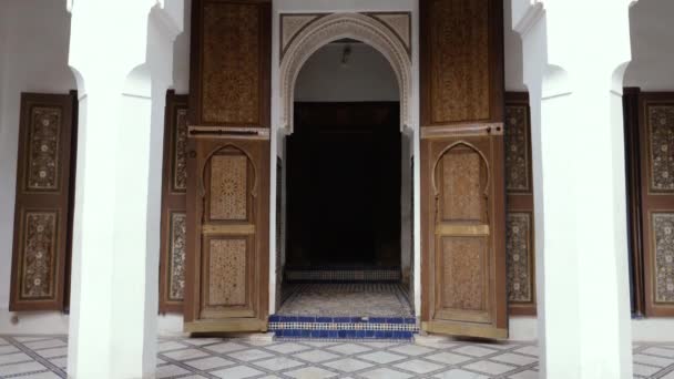 伝統的な木彫りのモロッコ 木製のドア モロッコイスラム ムーア人の建築デザイン 4K映像 — ストック動画