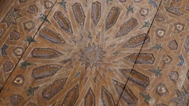 伝統的な木彫りのモロッコ 木製のドアの詳細の閉鎖 モロッコイスラム ムーア人の建築デザイン 4K映像 — ストック動画