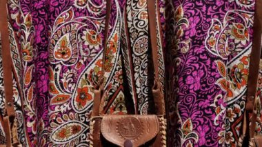 Orijinal Fas deri kesesi, geleneksel kumaşa karşı çanta, kadın kıyafeti. 4k görüntü. 