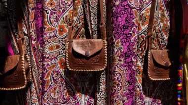 Orijinal Fas deri kesesi, geleneksel kumaşa karşı çanta, kadın kıyafeti. 4k görüntü. 