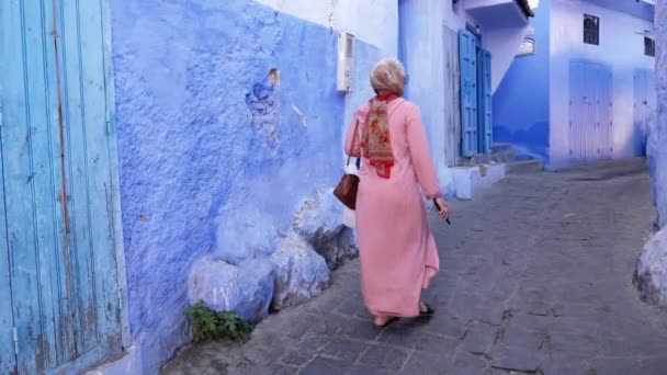 Chefchaouen Tetouan Morocco Липня 2022 Вулична Сцена Традиційно Одягненою Жінкою — стокове відео