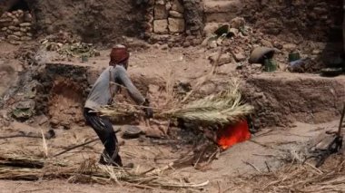 Kuru hurma yaprakları Fas 'taki eski ve geleneksel bir çömlek fırınında yakılıyor. 4k görüntü.