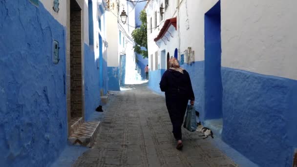 Chefchaouen Tetuán Marruecos Julio 2022 Escena Callejera Con Una Mujer — Vídeos de Stock