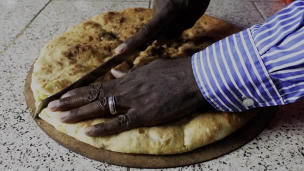 Μια Παραδοσιακή Μαροκινή Πίτσα Berber Κόβεται Κομμάτια Αυθεντικό Ένα Τοπικό — Αρχείο Βίντεο