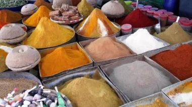 Rissani, Güney Fas 'taki haftalık çarşıda renkli baharat pazarı. Geleneksel Fas pazarında tarçın, zencefil, curkimin, paprika, biber ve diğer baharatlar. 4k